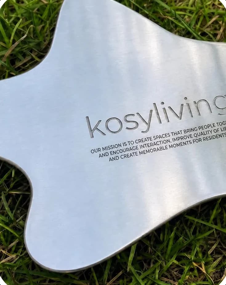 Kosy Living — металлический знак с миссией бренда, лазерная гравировка