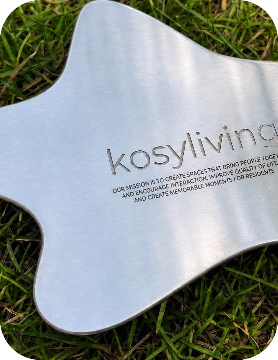 Kosy Living — металлический знак с миссией бренда